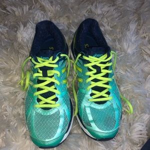 Preowned Women 7.5 ASICS Gel Kayano Running Shoes.